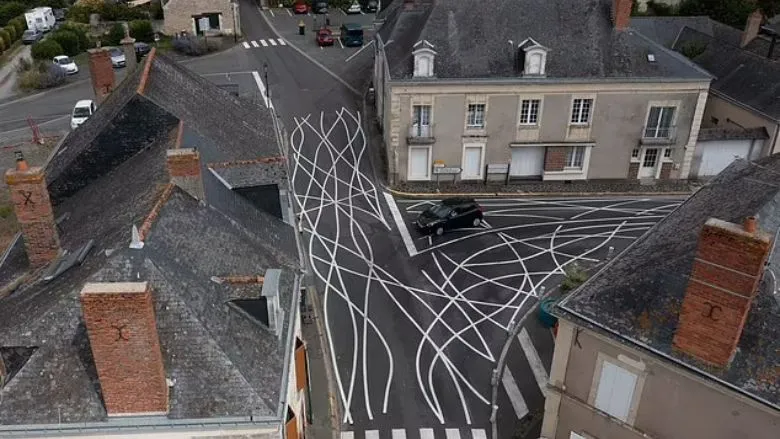 フランスの小さな村、やや攻めたスピード違反対策に出る